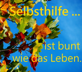 Bunte Blätter vor blauem Himmel