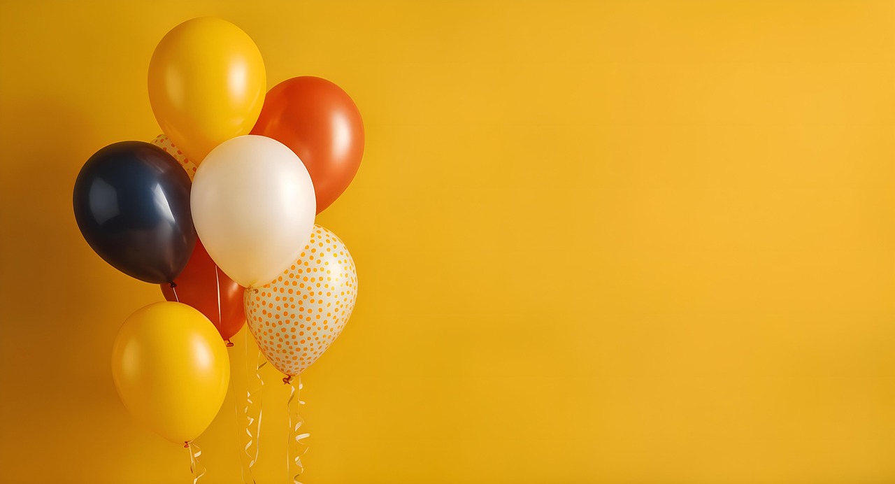 Luftballons vor gelbem Hintergrund